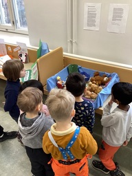 Lapsia kevätnäyttelyssä