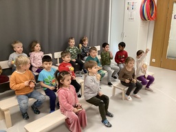 Lapsia lauluhetkellä