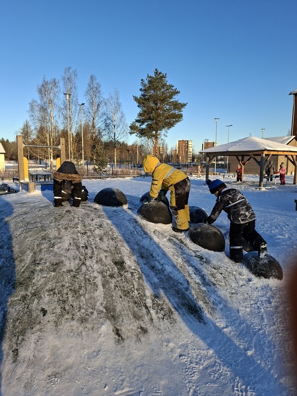Lasten ulkoleikkejä