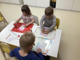 Lapset askartelee