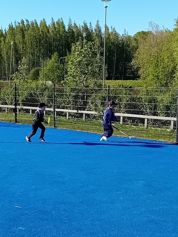 Lapset pelaa sählyä