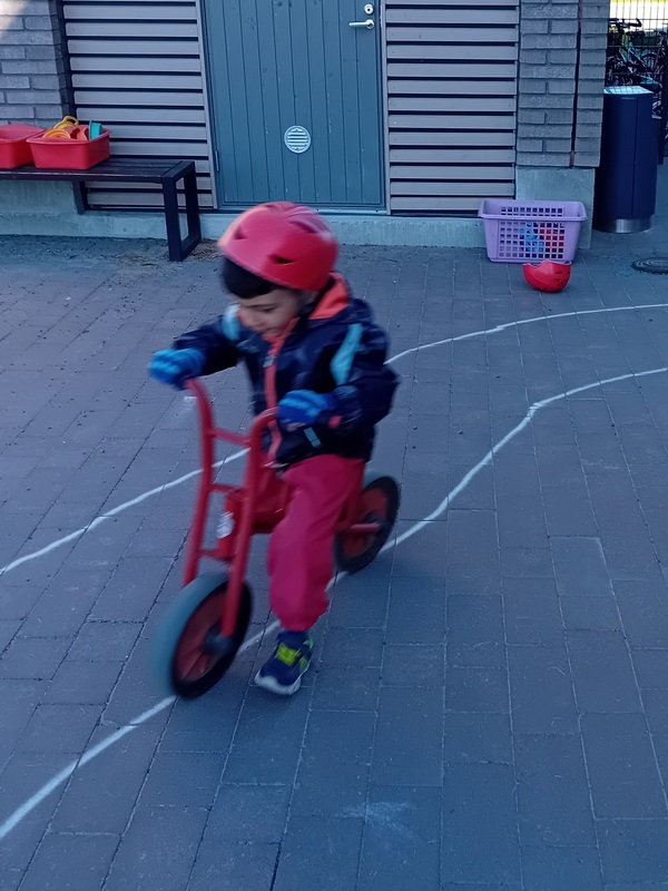 Lapsi pyöräilee