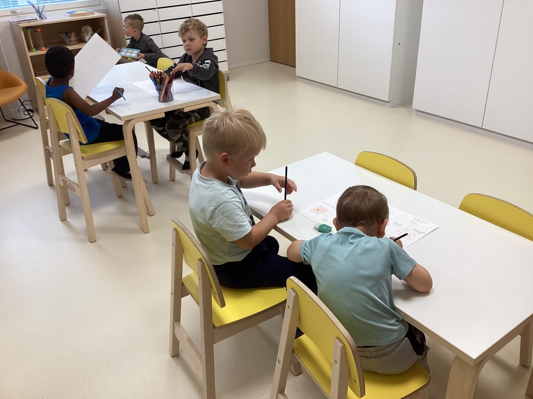 Lapsia piirtämässä