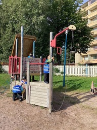 Lapsia retkellä puistossa