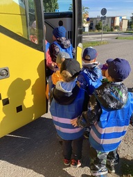 Lapsia menossa bussiin