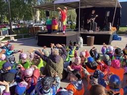 Lapsia konsertissa