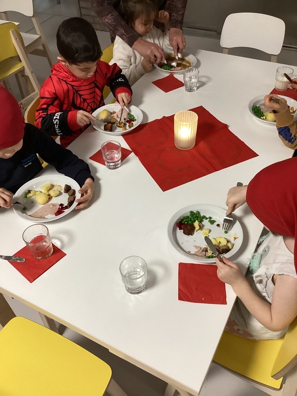 Lapset jouluaterialla