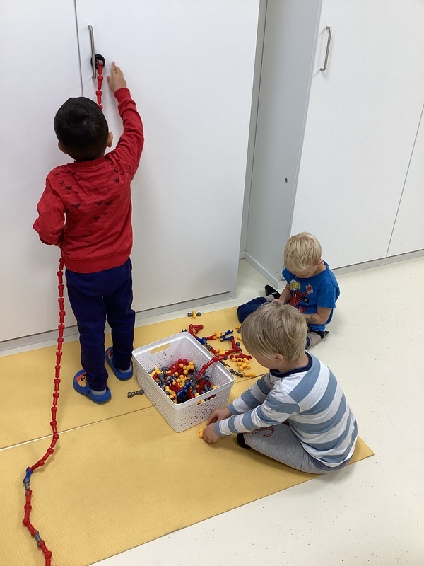 Lapsia leikkimässä