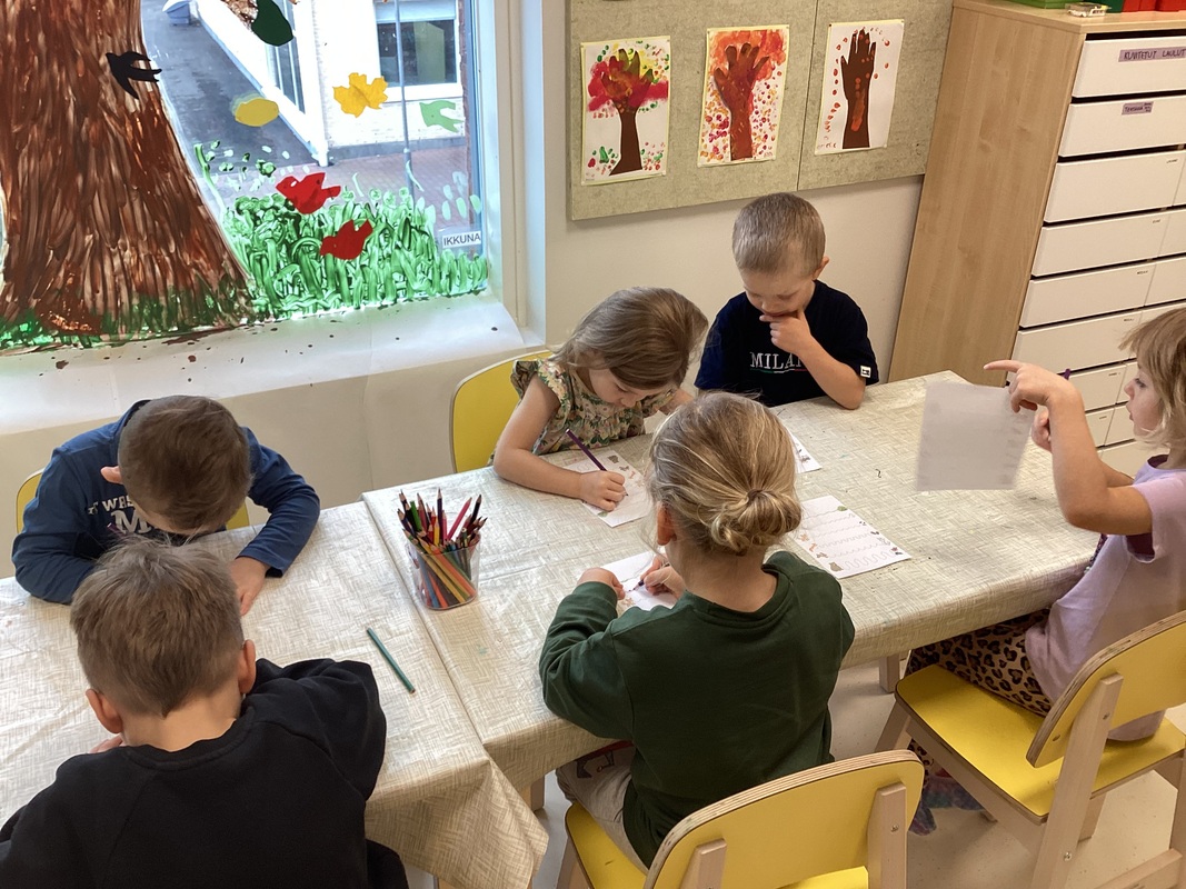 Lapsia pienryhmätuokiolla