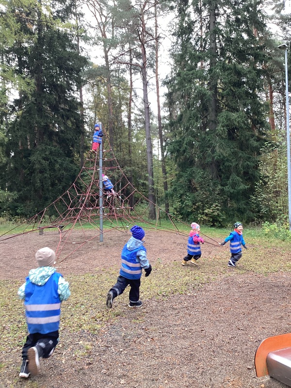 Lapsia retkellä puistossa