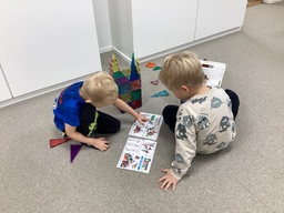 Lapsia leikkimässä