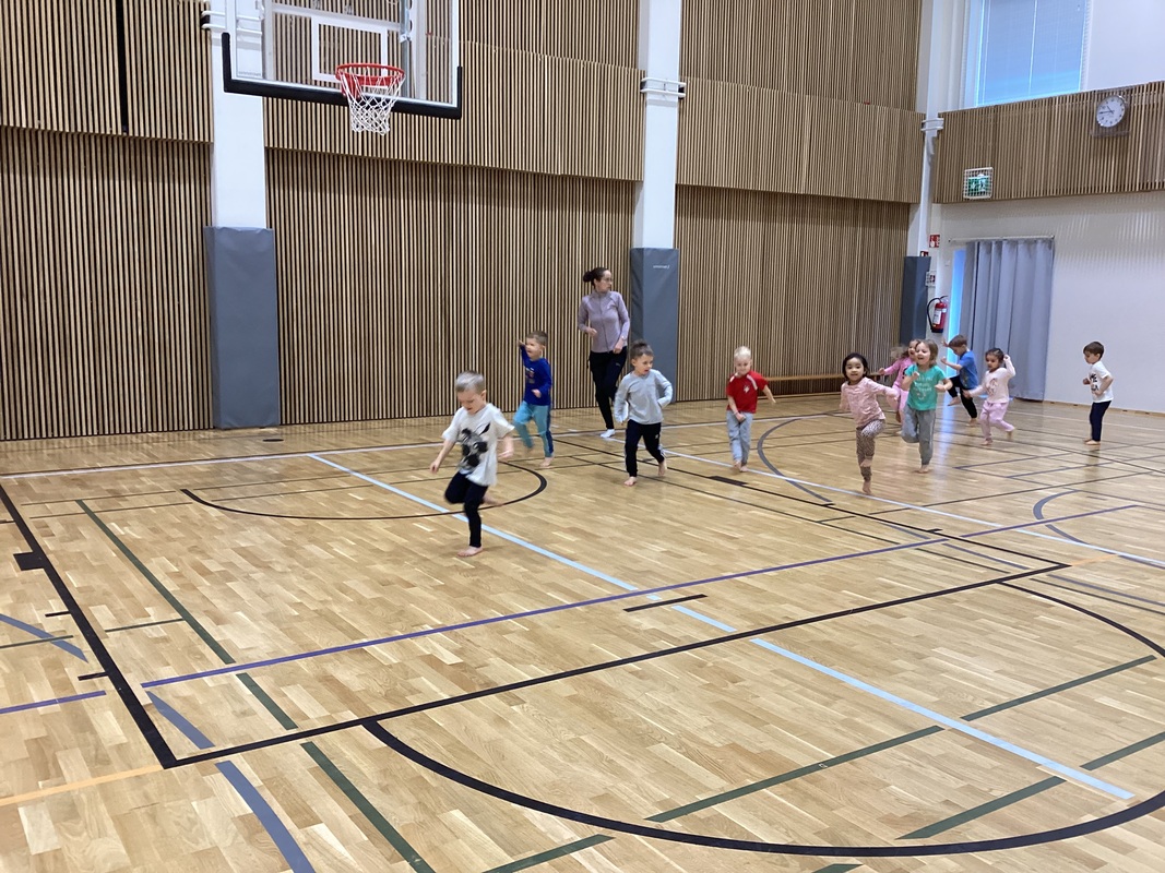 Lapsia jumpalla liikuntasalissa