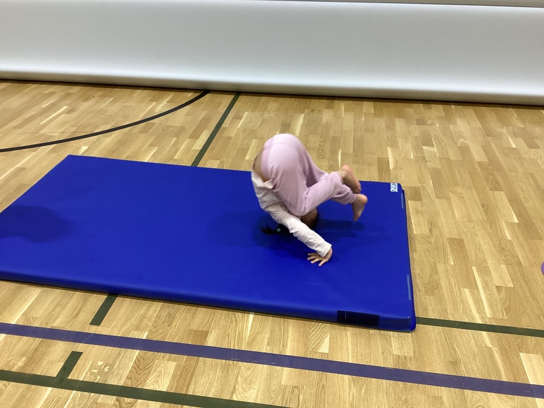 Lapsia jumpalla liikuntasalissa