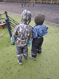 Lapsia leikkimässä ulkona