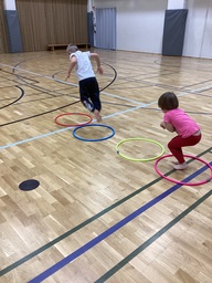 Lapsia jumpalla