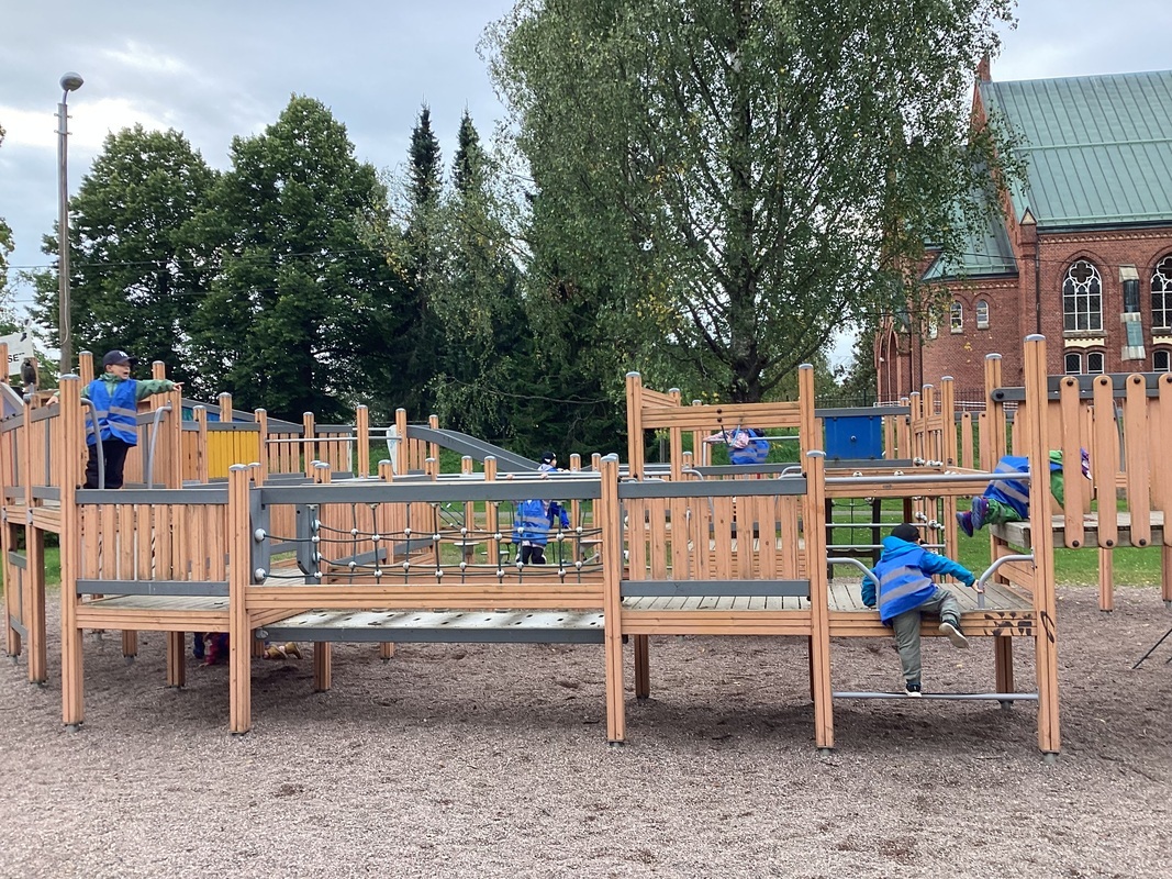 Lapsia retkellä puistossa