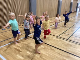 Lapsia liikuntasalissa jumpalla