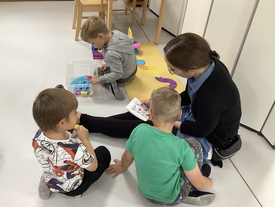 Lapsia leikkimässä