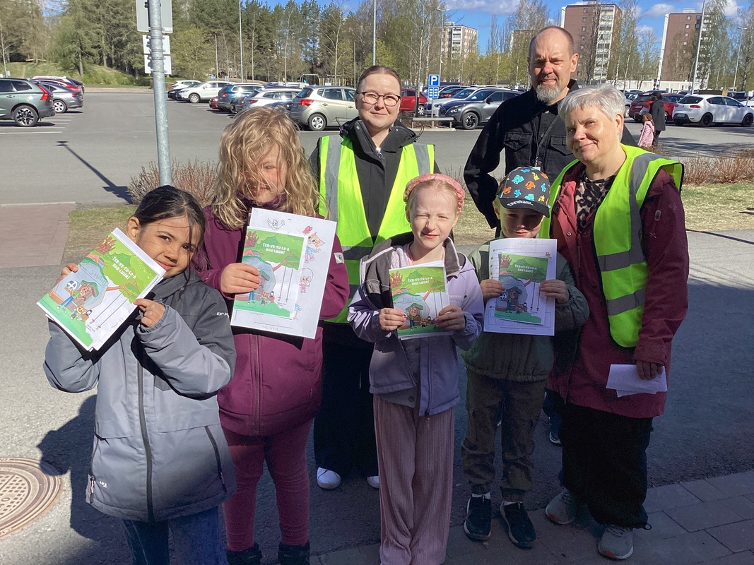 Kouluun tutustuminen ja jumppapäivä Lapset ryhmäkuvassa