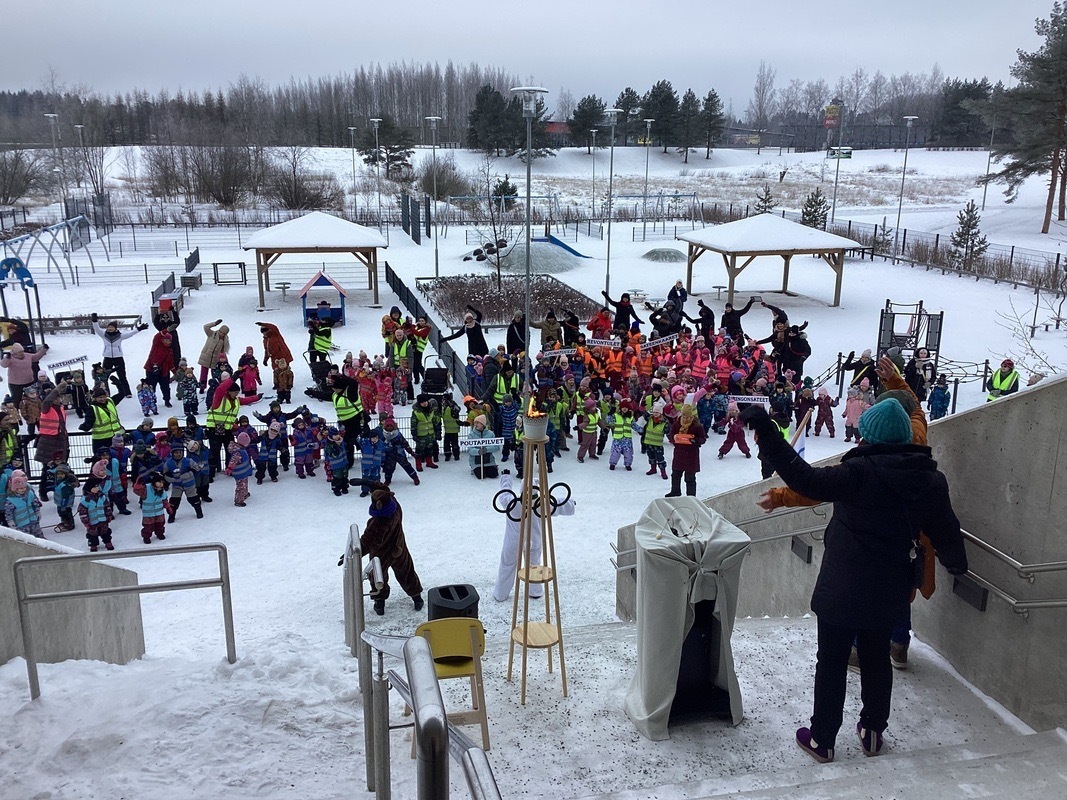 Lapsia olympialaisten avajaisissa