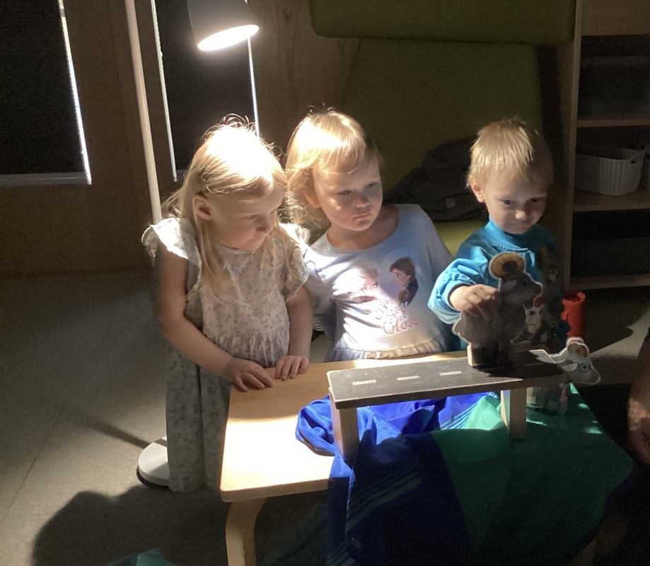 Lapsia esittämässä pöytäteatteria