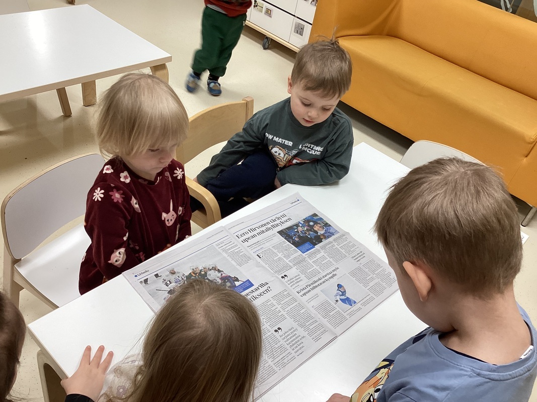 Lapset tutkimassa Forssan lehteä