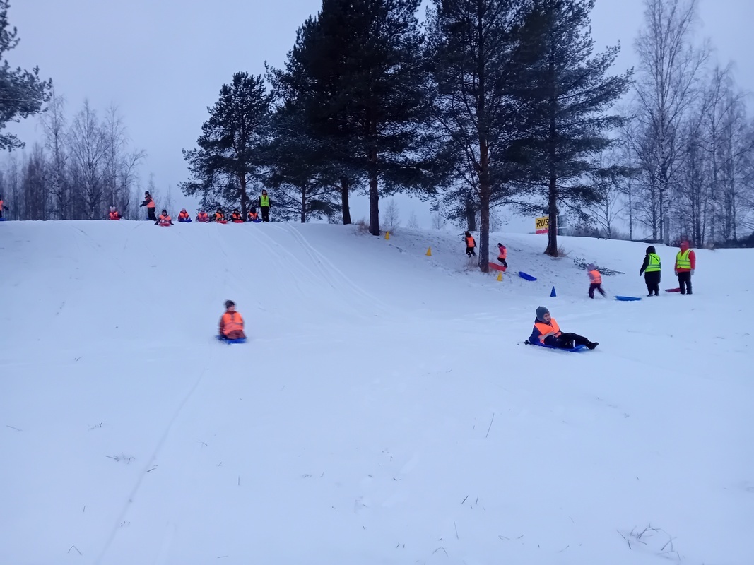 Lapset mäenlaskussa