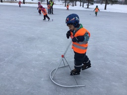 Lapset luistelemassa
