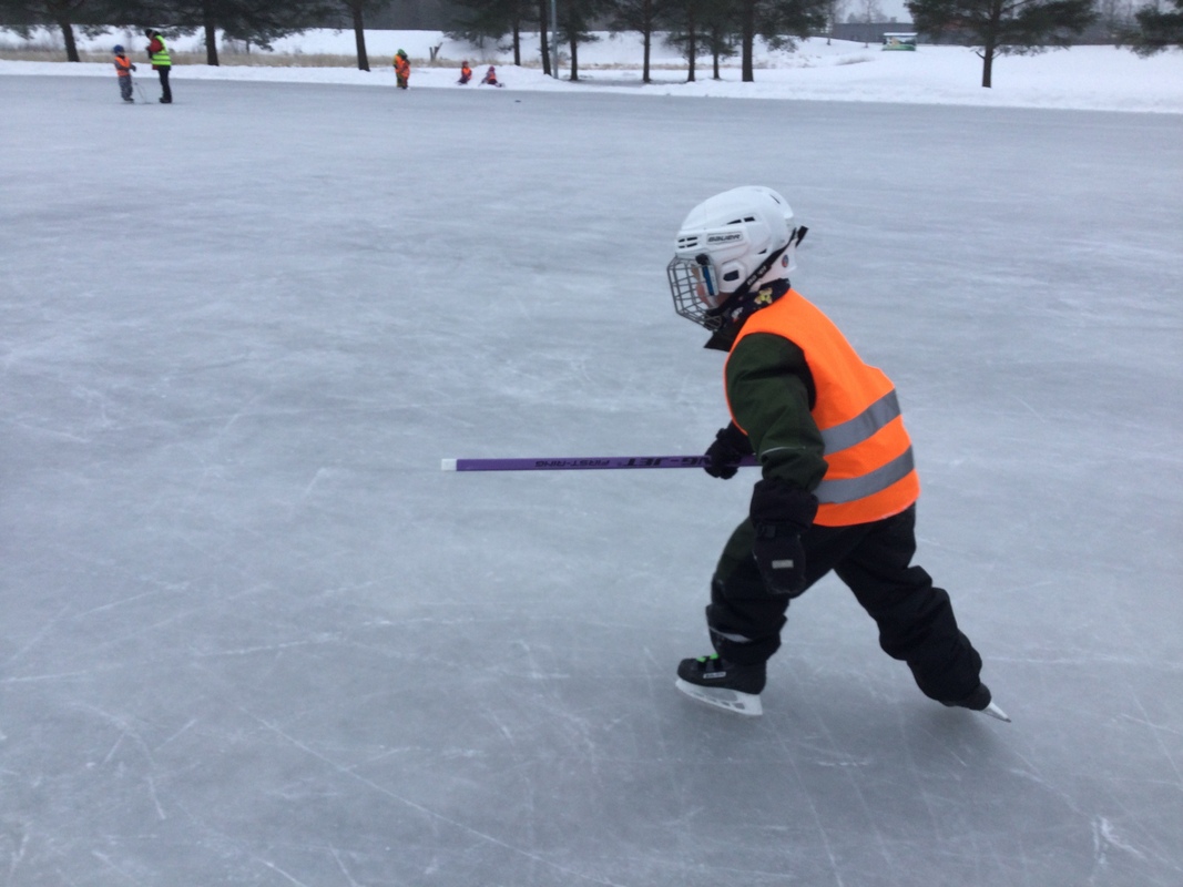 Lapset luistelemassa