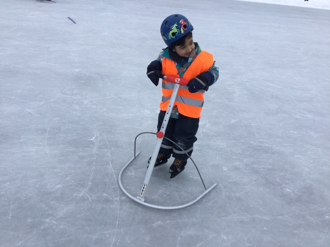 Lapset luistelemassa