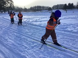 Hiihtämässä