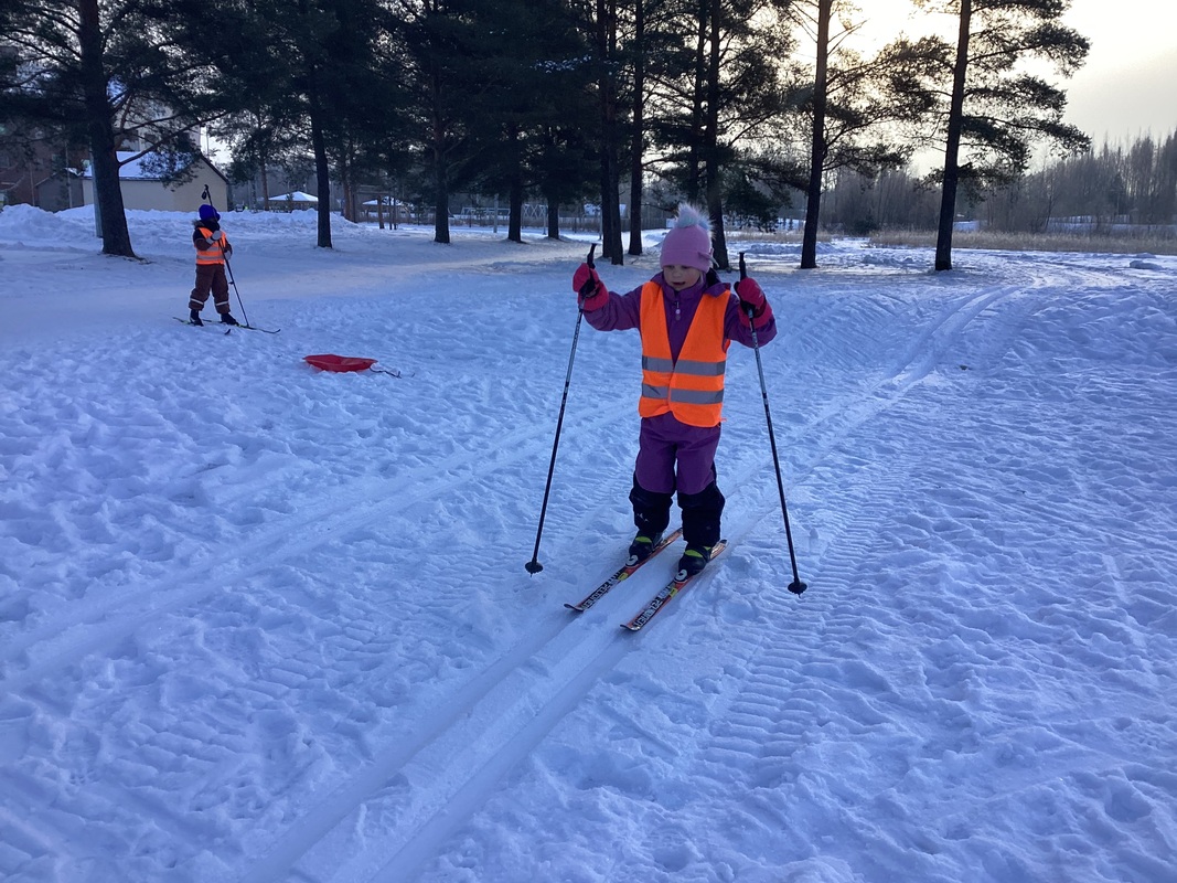 Hiihtämässä