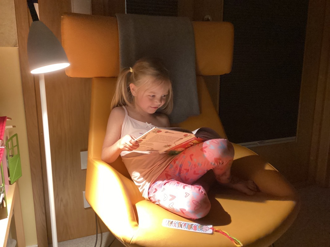 Lukuhetki nukkarissa Lapsi lukee kirjaa