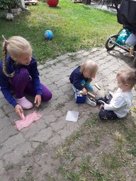Piirreltiin liiduilla asfalttiin.