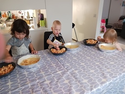 Nyt vielä omenat taikinan päälle.
