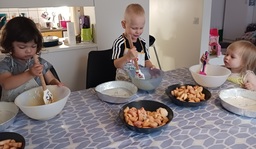 Omenapiirakan taikinan tekoa.