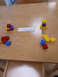 Legoista samanlainen rakennelma kuin viereinen