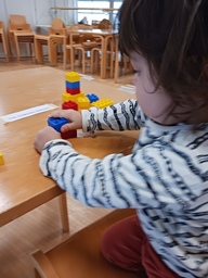 Yhdessä rakennettiin legoista samanlainen kuin mallissa oli.