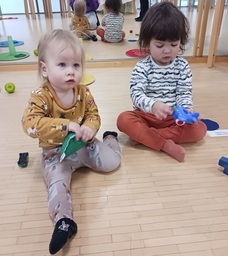 Värien lajittelussa lelut kiinnostivat enemmän kuin itse tehtävä 🙂