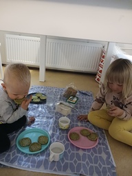Hassua... söimme pöydän alla 🤭