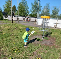 Lapset miettivät miten kaukaa tai läheltä on hyvä heittää.