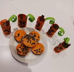 Herkuttelua lounaan jälkeen Halloweenleivoksilla.