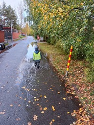 Syksyssä parasta, kun saa hyppiä vesilätäköissä.