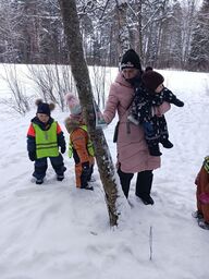 Lapset kuuntelivat tarkkaan aina seuraavan rastin ohjeita.