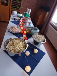 Pöytä katettu herkuilla 😋