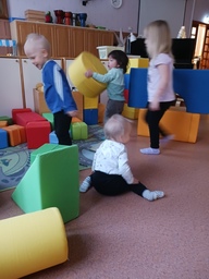 Leikkiä päiväkodilla ennen discon ja herkuttelun alkua.