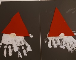 Jouöuaskartelua... joulutonttu oman käden jäljestä sormiväriä käyttäen.