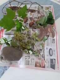 Tarvikkeet maalin levittämiseen löytyi mm. Kiviä,käpyjä,oksia,lehtiä.