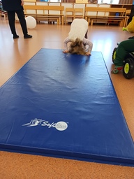 Kuperkeikan opettelua patjalla.