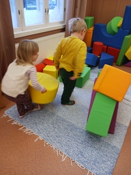 Tornien ja majojen rakentelua pehmeillä eri muotoisilla tyynyillä.